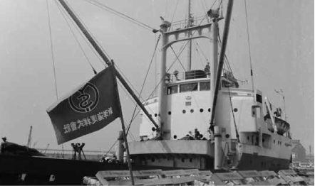 柏山丸と手前の積荷に立てられた新洋海運の社旗（1962年）